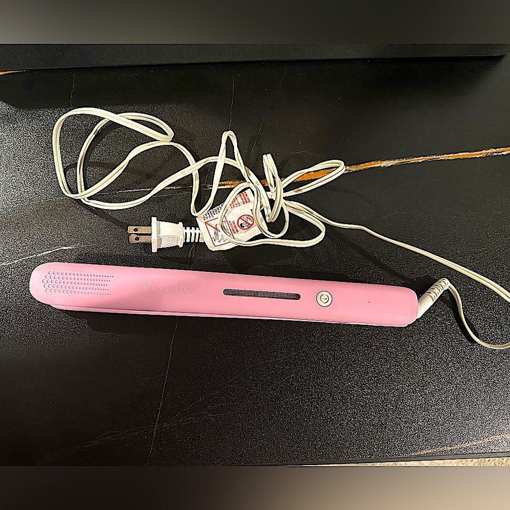 Luxe + Willow straightener